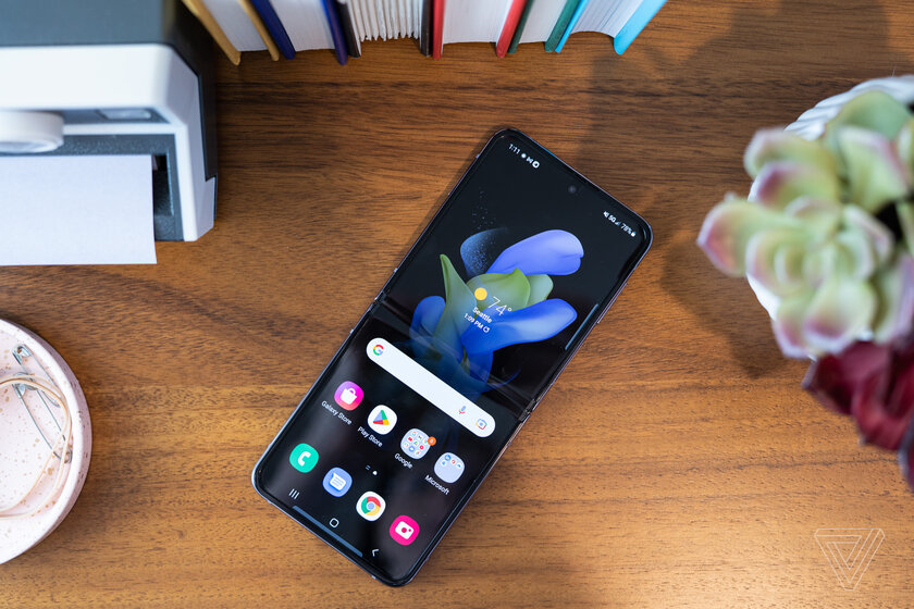Флагманский чип, старые камеры и толстый корпус: обзор Samsung Galaxy Flip 4