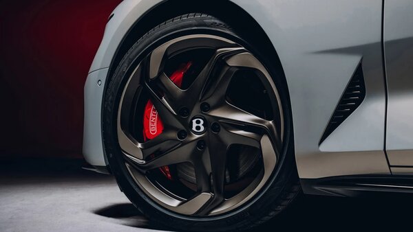 Bentley показал эксклюзивное 740-сильное купе Batur. Его раскупили еще до премьеры