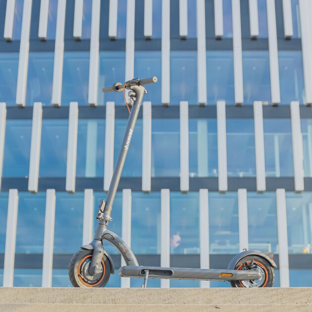 40 км на одном заряде, двойные тормоза и мощный мотор: электросамокат NAVEE N40 отдают со скидкой