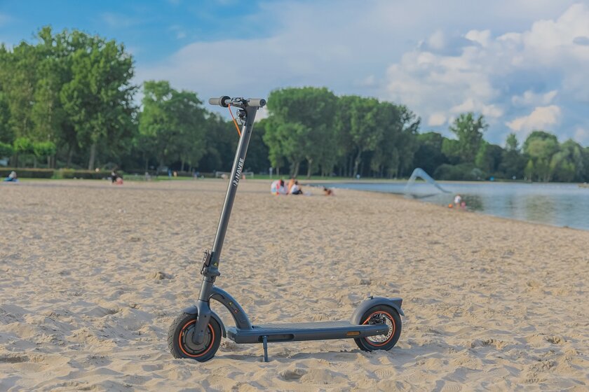 40 км на одном заряде, двойные тормоза и мощный мотор: электросамокат NAVEE N40 отдают со скидкой