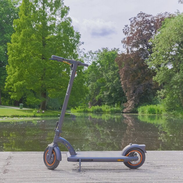 40 км на одном заряде, двойные тормоза и мощный мотор: электросамокат NAVEE N40 отдают со скидкой