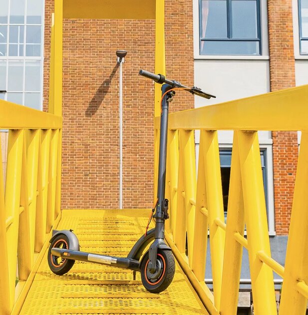 40 км на одном заряде, двойные тормоза и мощный мотор: электросамокат NAVEE N40 отдают со скидкой