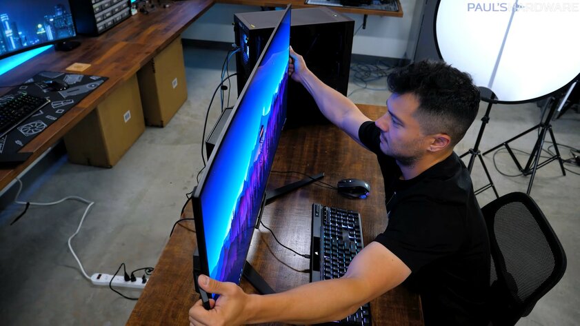 Corsair представила геймерский OLED-монитор, который можно изгибать вручную
