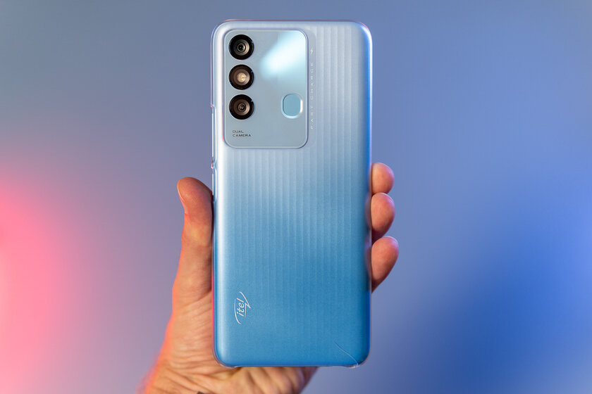 Обзор Itel Vision 3 Plus: огромный экран и NFC за 10 тысяч рублей — Внешний вид и эргономика. 4