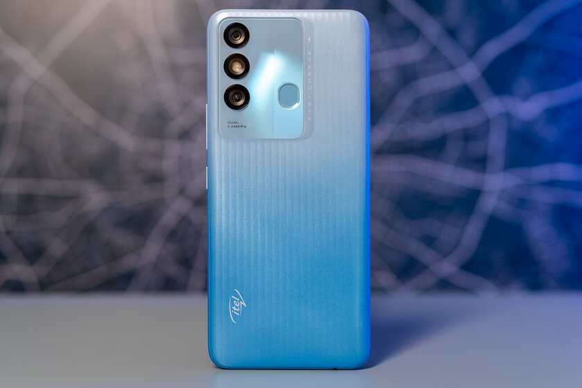Обзор Itel Vision 3 Plus: огромный экран и NFC за 10 тысяч рублей — Внешний вид и эргономика. 1