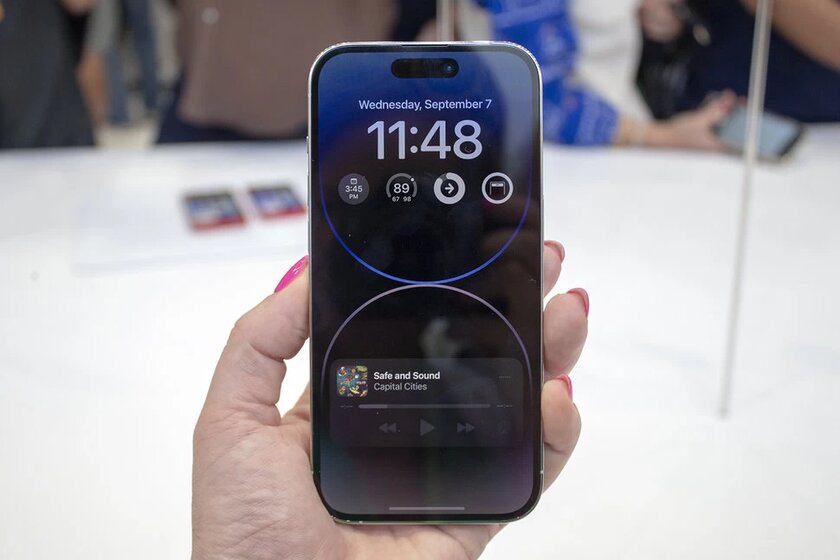 Первые отзывы об iPhone 14 Pro: что думают журналисты после знакомства — Дисплей: Always On Display, 2000 нит и та же диагональ. 1