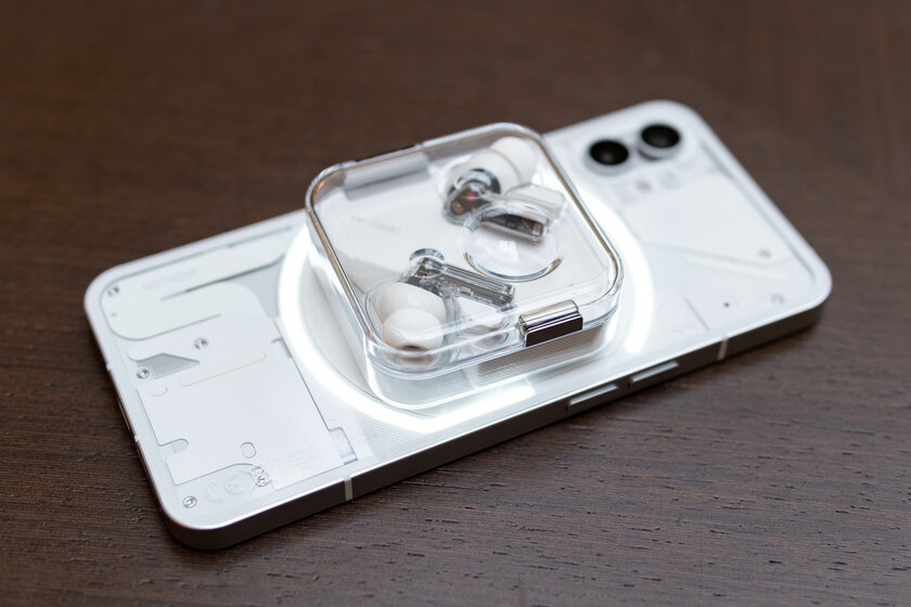 Прозрачный смартфон с 900 светодиодами в реальной жизни. Тестирую Nothing Phone (1) — Световая панель Glyph. 1