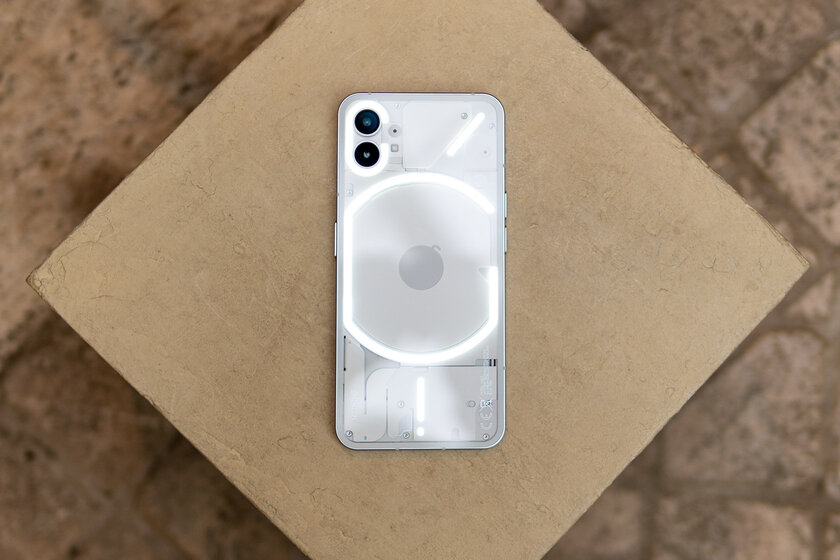 Прозрачный смартфон с 900 светодиодами в реальной жизни. Тестирую Nothing Phone (1)