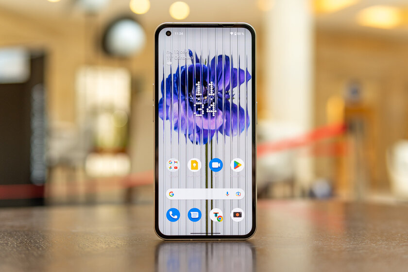 Прозрачный смартфон с 900 светодиодами в реальной жизни. Тестирую Nothing Phone (1) — Дисплей. 1