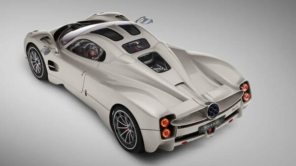 Представлен впечатляющий суперкар Pagani Utopia: двигатель V12 и ретростиль