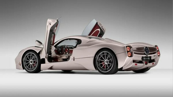 Представлен впечатляющий суперкар Pagani Utopia: двигатель V12 и ретростиль
