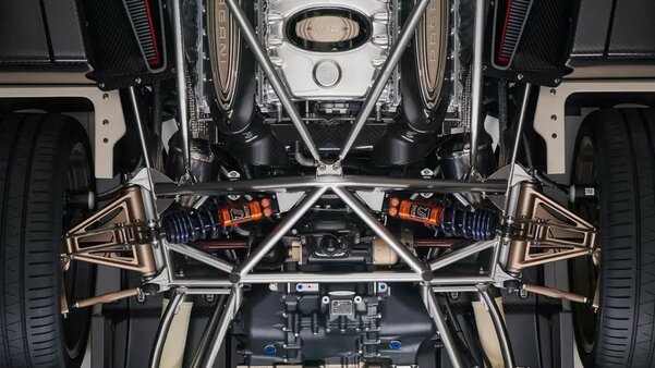 Представлен впечатляющий суперкар Pagani Utopia: двигатель V12 и ретростиль