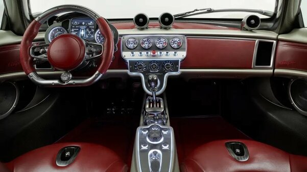Представлен впечатляющий суперкар Pagani Utopia: двигатель V12 и ретростиль