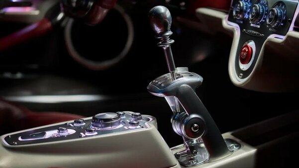 Представлен впечатляющий суперкар Pagani Utopia: двигатель V12 и ретростиль
