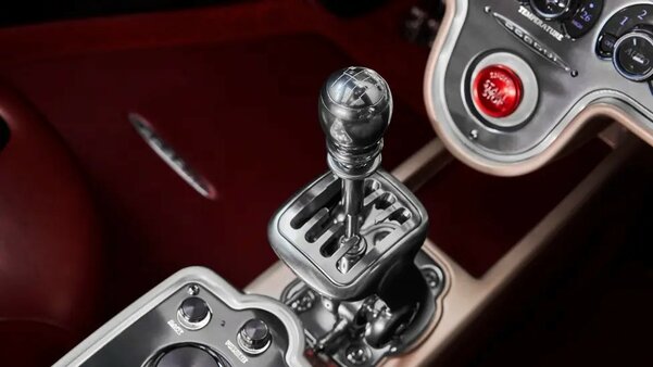 Представлен впечатляющий суперкар Pagani Utopia: двигатель V12 и ретростиль
