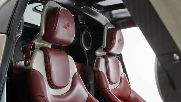 Представлен впечатляющий суперкар Pagani Utopia: двигатель V12 и ретростиль