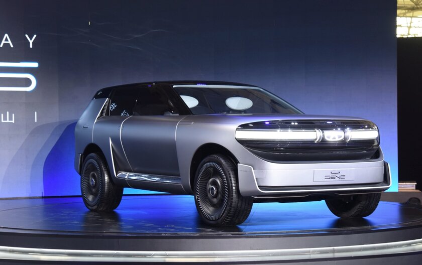 Chery представила прототип футуристического кроссовера: в багажнике два дрона и электроскейтборд