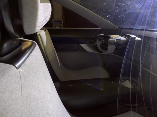 Chery представила прототип футуристического кроссовера: в багажнике два дрона и электроскейтборд