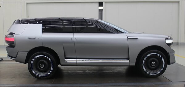 Chery представила прототип футуристического кроссовера: в багажнике два дрона и электроскейтборд