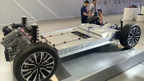 Chery представила прототип футуристического кроссовера: в багажнике два дрона и электроскейтборд