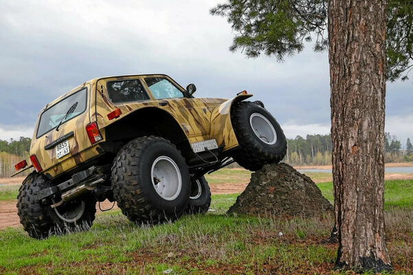 Что не придумают, лишь бы дороги не строить! 10 монструозных российских внедорожников