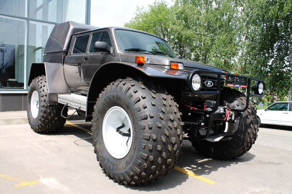 Что не придумают, лишь бы дороги не строить! 10 монструозных российских внедорожников