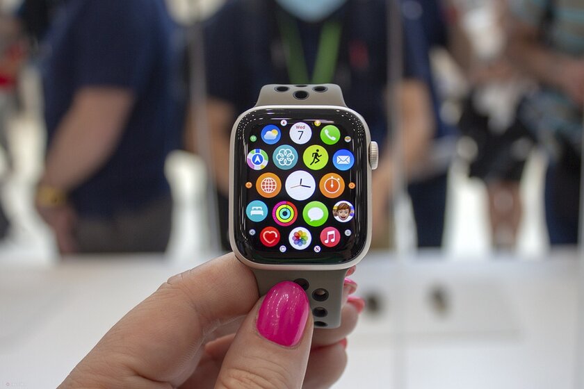 Обзор Apple Watch SE (2022): хорошие часы без переплаты