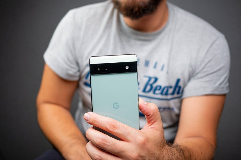 Топ телефонов с хорошей камерой в 2023: любой конкурирует с фотоаппаратами — Google Pixel 6a — 34 980 рублей. 1