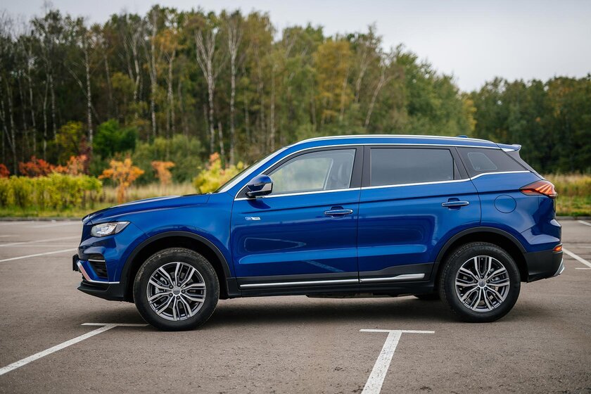 Если хочется Volvo, но без переплаты: тест-драйв Geely Atlas Pro