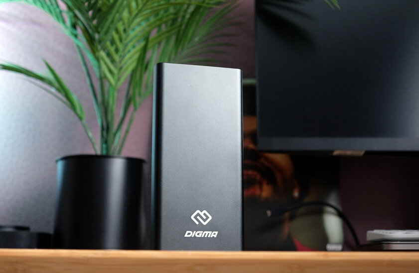 Хватит на пять смартфонов, планшет и ноутбук: обзор портативной батареи Digma DGPD100WC
