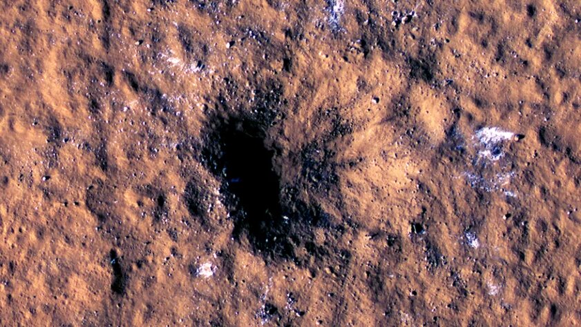NASA обнаружила на Марсе кратер от метеорита диаметром 150 метров: вокруг него замечен лёд