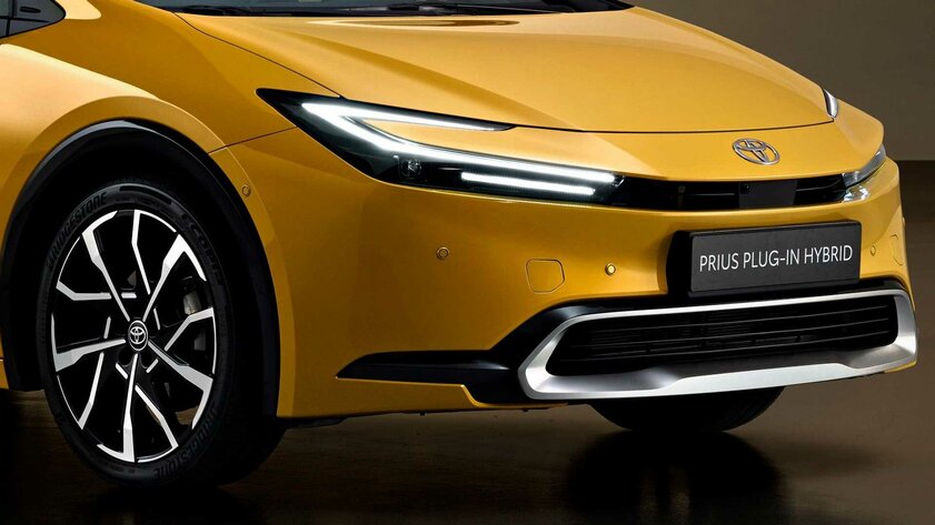 Toyota представила Prius 5-го поколения: с очень стильным кузовом, необычными фарами и гибридной силовой установкой