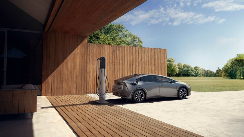 Toyota представила Prius 5-го поколения: с очень стильным кузовом, необычными фарами и гибридной силовой установкой