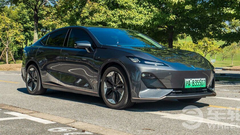 В Китае представили прямого конкурента Tesla Model 3: дешевле и с ОС от Huawei