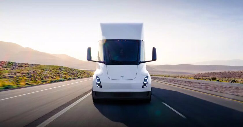 Грузовик Tesla с грузом в 36 тонн проехал 800 км на одном заряде батареи