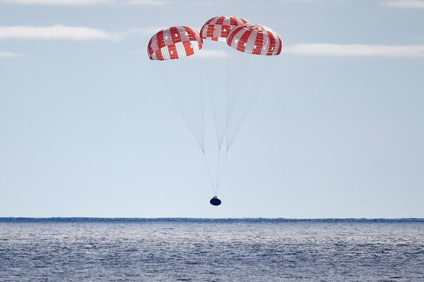 Корабль NASA Orion вернулся на Землю, облетев Луну. Следующая миссия с экипажем