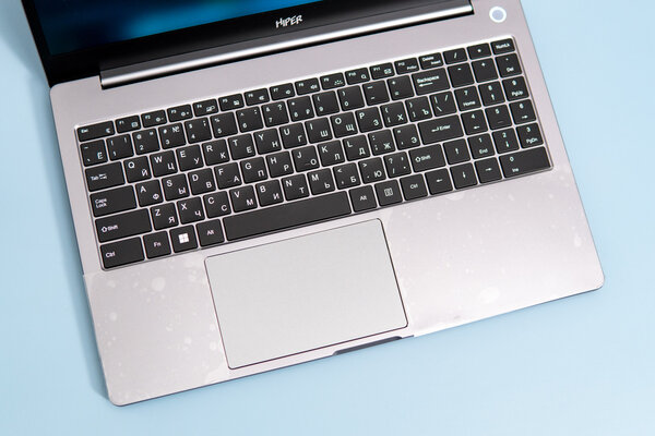 Обзор Hiper ExpertBook: 8 ГБ ОЗУ для него не проблема