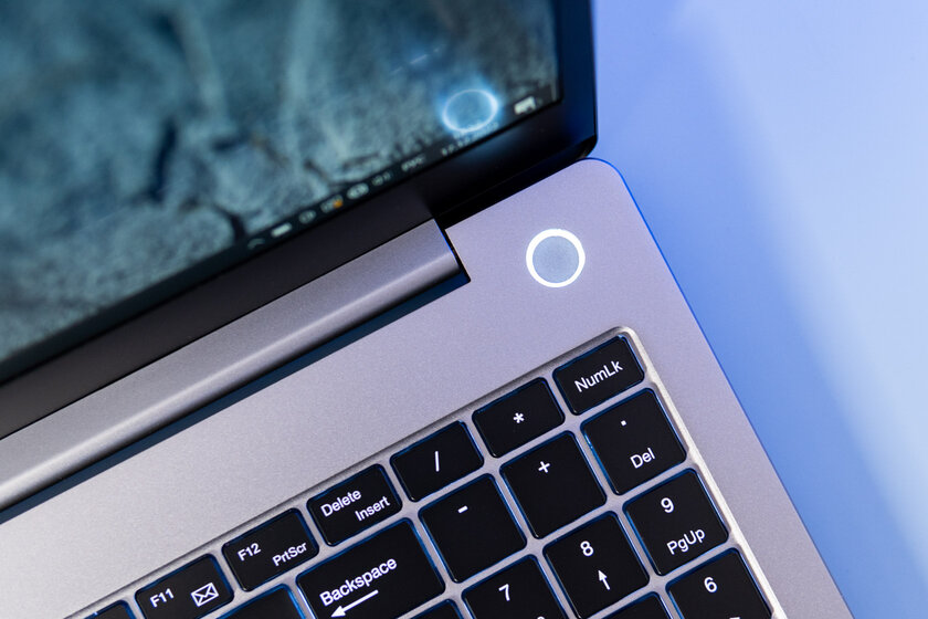 Обзор Hiper ExpertBook: 8 ГБ ОЗУ для него не проблема