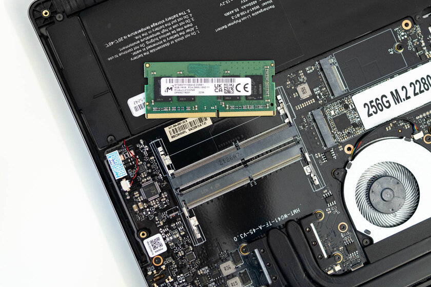 Обзор Hiper ExpertBook: 8 ГБ ОЗУ для него не проблема