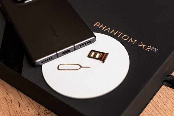 Этот смартфон будто отфотошопленный. Каково с Tecno Phantom X2 в реальной жизни — Внешний вид. 10