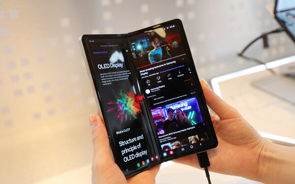 Samsung показал шарнир для складного смартфона, вращающийся на 360 градусов