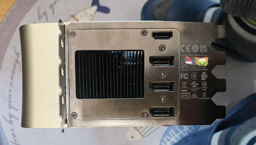 В сеть слили фотографии RTX Titan: видеокарта занимает 4 слота и потребляет 800 Вт