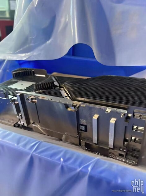 В сеть слили фотографии RTX Titan: видеокарта занимает 4 слота и потребляет 800 Вт