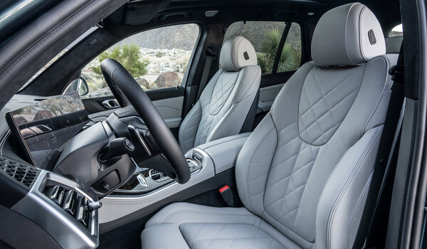 BMW обновила кроссоверы X5 и X6: новые двигатели и салон, внешне — мало изменений