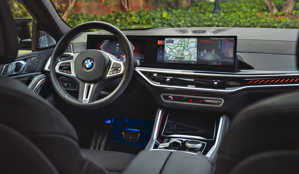 BMW обновила кроссоверы X5 и X6: новые двигатели и салон, внешне — мало изменений