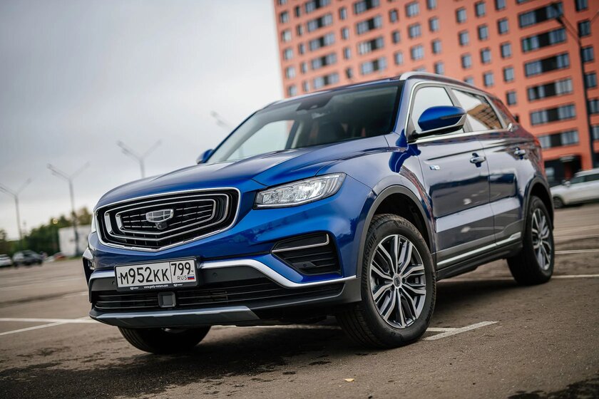 Продажи Geely в России выросли вдвое. Названы самые популярные модели