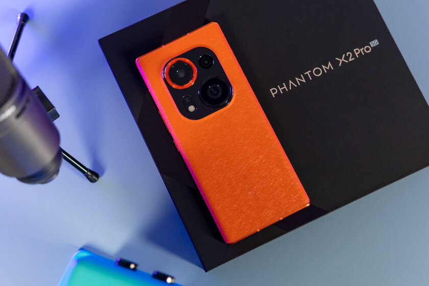 Камера этого смартфона выезжает как у фотоаппарата. Обзор TECNO PHANTOM X2 Pro — Внешний вид и эргономика. 1