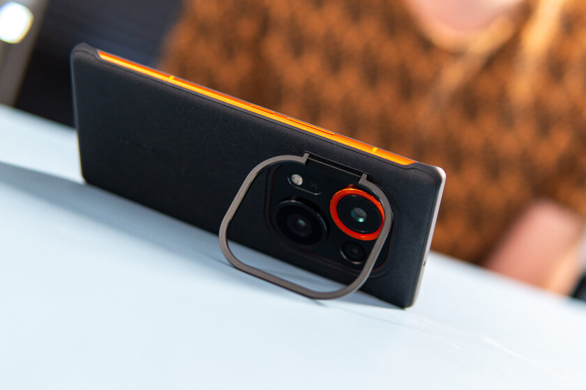 Камера этого смартфона выезжает как у фотоаппарата. Обзор TECNO PHANTOM X2 Pro — Внешний вид и эргономика. 7
