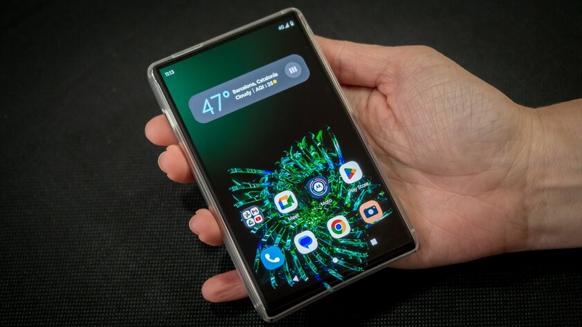 Так выглядит смартфон с выдвижным экраном: Motorola Rizr показали вживую