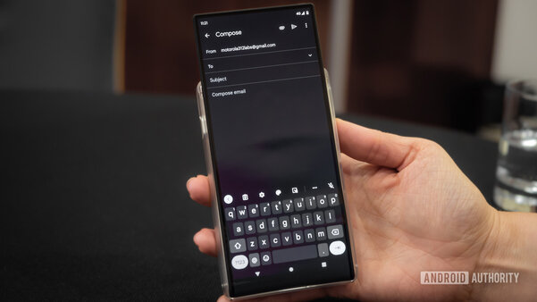 Так выглядит смартфон с выдвижным экраном: Motorola Rizr показали вживую